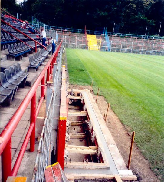 Juli 2001: Neue Auswechselbänke für die 2. Bundesliga.