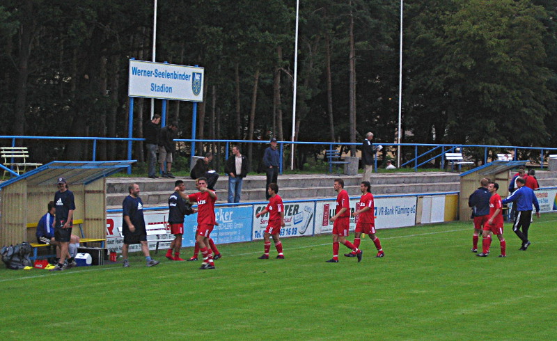 FSV vs. SVB 2004 im Test: Ohne Haupttribüne (v.l. Petsch, Bielefeld, Benyamina, Lau, Okuyama, Kraljevic, Greve, Kindt)