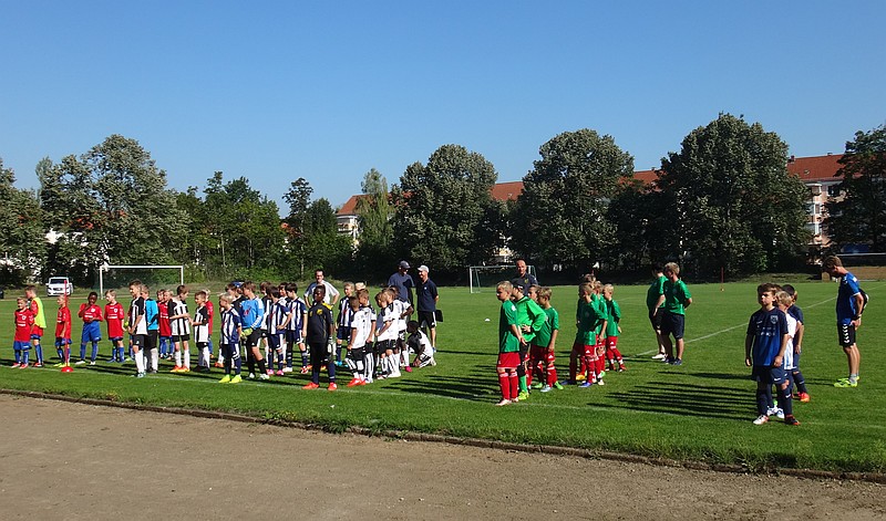 Bald vorbei? Nachwuchskicker auf dem Rasenplatz der Sandscholle.