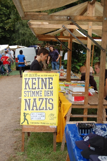 tl_files/Abseits/img/ball_ist_bunt/bib2008_keine_stimme_den_nazis_DSC_6010.jpg