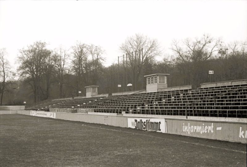 Die Holztribüne mit den markanten Aufbauten am Standort der heutigen Gegengerade