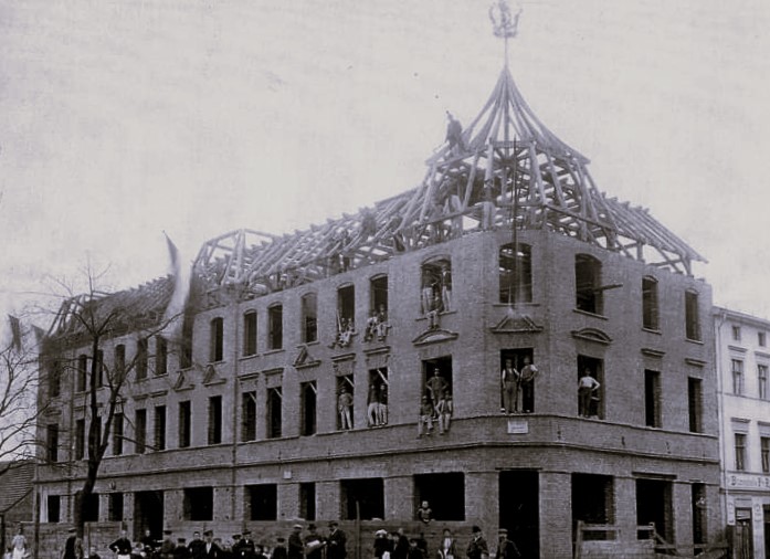 Priester Ecke Friedrichstraße (heute Karl-Liebknecht-/Ecke Garnstraße)